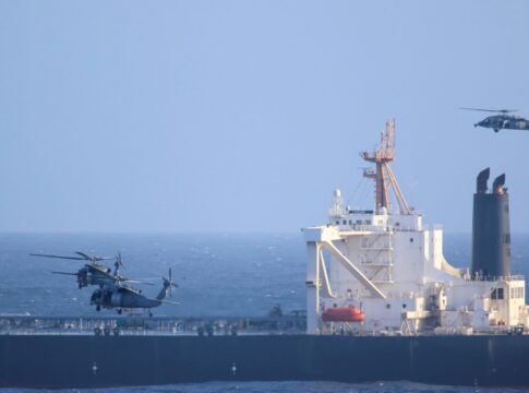 US-Spezialkräfte entern erneut Tanker im Indischen Ozean 9 Hubschrauber der U.S. Navy mit Spezialkräften über dem Supertanker Davina im Indischen Ozean.
