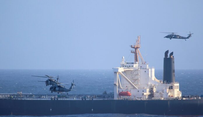 Hubschrauber der U.S. Navy mit Spezialkräften über dem Supertanker Davina im Indischen Ozean.