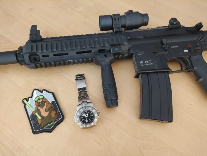 Mit der P65 Tactical Mission lässt traser seine klassische Armbanduhr P6500 Type 6 wieder aufleben.