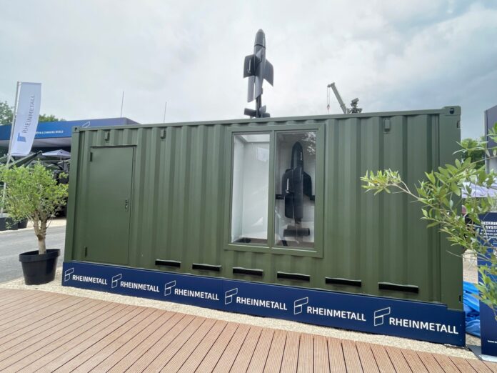 Auf der Eurosatory 2026 zeigt Rheinmetall den Containerized Missile Launcher für seine Loitering Munition FV-014.