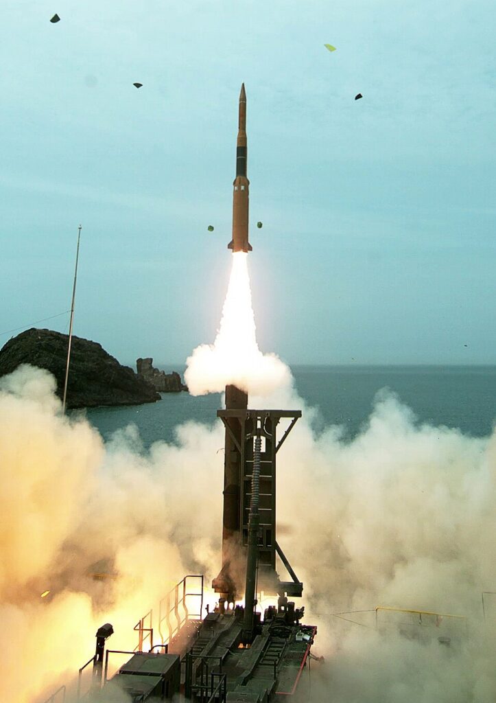 Das südkoreanische Flug- und Raketenabwehrsystem L-SAM bei einem Testschuss.