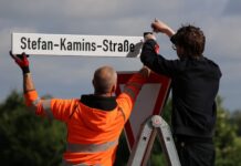 Maximilian Koller, Neffe von Stefan Kamins (r.) brachte das neue Straßenschild an der Zufahrt zur Mercator-Kaserne in Euskirchen an.