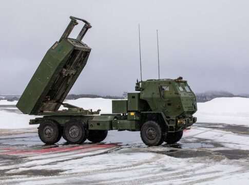 Kanada beschafft 26 M142 HIMARS Raketenartilleriesysteme 23 Kanada hat 26 Raketenartilleriesysteme M142 HIMARS bestellt, hier ein amerikanisches Werferfahrzeug bei einer Übung in Norwegen.