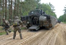 Panzergrenadiere des Panzergrenadierbataillons 212 wechseln die Kampfweise und sitzen von ihrem Schützenpanzer Puma ab.