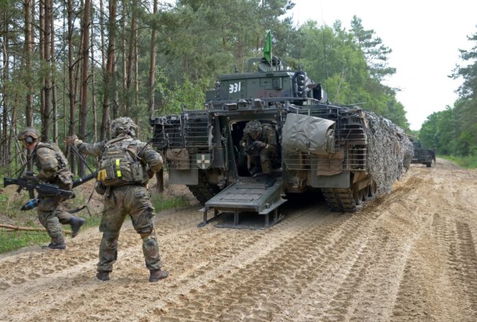 Panzergrenadiere des Panzergrenadierbataillons 212 wechseln die Kampfweise und sitzen von ihrem Schützenpanzer Puma ab.
