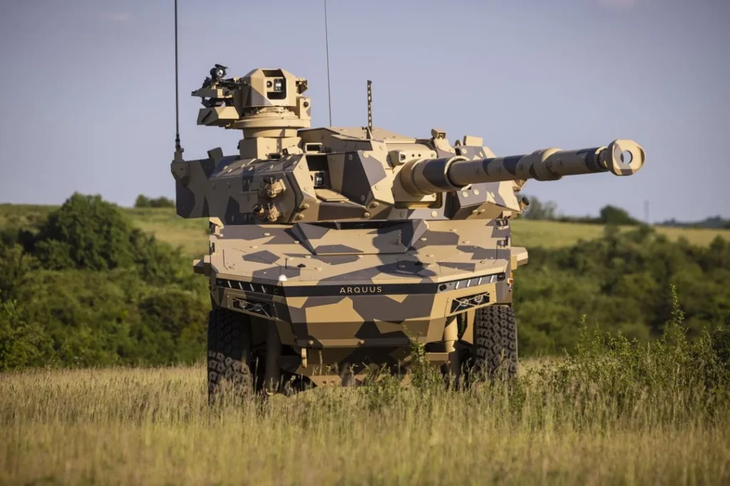 6x6-Radpanzer Fenris: 105-mm-Version des EBRC Jaguar 2 Der Turm des Fenris ist für indirektes Feuer mit der Hauptwaffe geeignet und verfügt über eine ferngelenkte Waffenstation Hornet zur Drohnenabwehr.