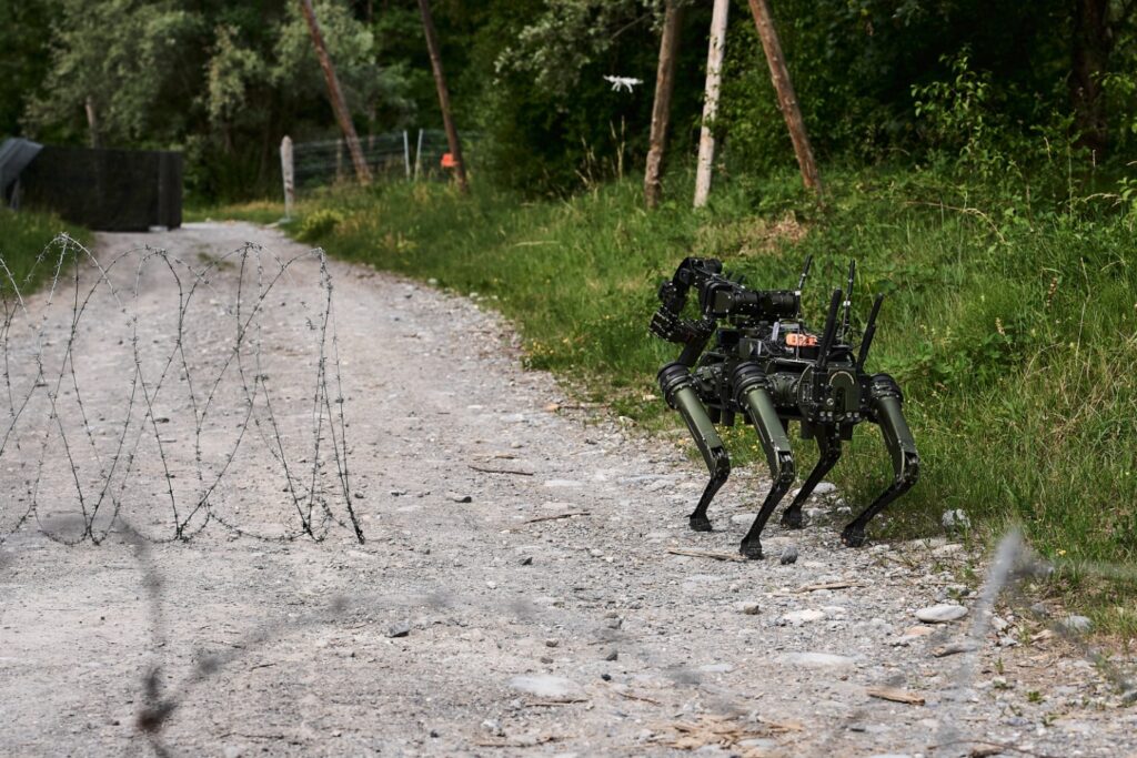 ELROB 2026 zeigt Fortschritte und Grenzen von Bodenrobotik 2 Ein vierbeiniger Roboter beim Durchqueren eines Straßenhindernis.