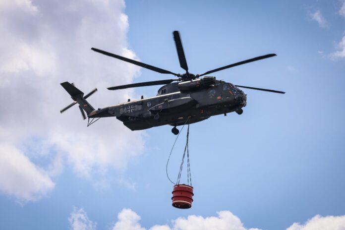 Ein Transporthubschrauber CH-53 im Löscheinsatz.