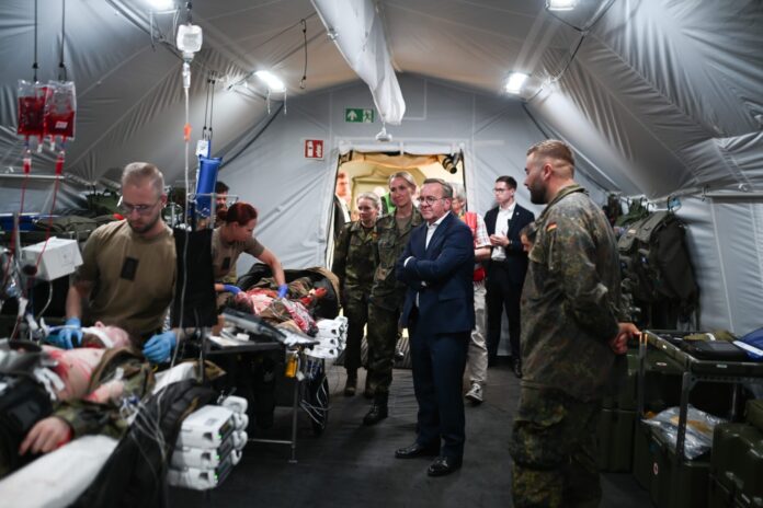 Bundesverteidigungsminister Boris Pistorius beim Kommando Schnelle Einsatzkräfte des Sanitätsdienstes in Leer.