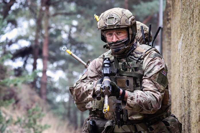 Angehörige von 40 Commando bei einer Vorführung während des Transformationsprozesses der 3 Commando Brigade zur heutigen UK Commando Force.
