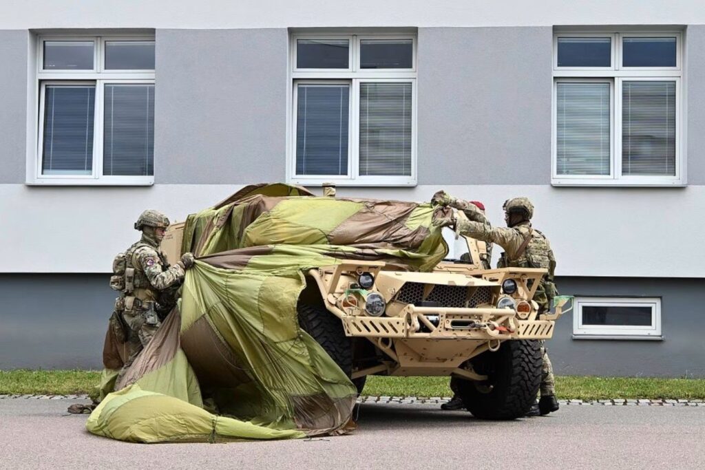 Tschechische Fallschirmjäger erhalten Fahrzeuge Flyer 72 HD 2 Enthüllung des ersten Fahrzeugs beim 43. Luftlanderegiment in Chrudim.