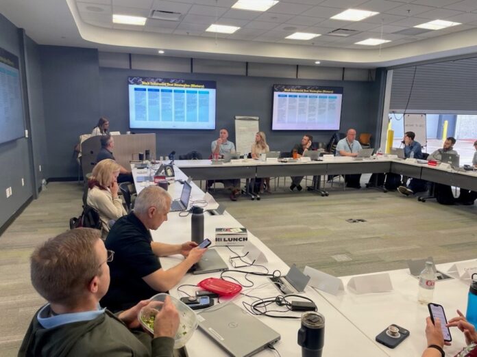 Vertreter des U.S. Army Aberdeen Test Center, des U.S. Army DEVCOM und von CPE Sustainment kamen am 5. und 6. Mai auf dem ersten „Ground Vehicle Reliability Summit“ zusammen, um Ideen auszutauschen und Möglichkeiten zu erörtern, wie sich die Beschaffung und Einführung von Bodenfahrzeugen der Army beschleunigen lassen.