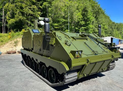 DroneLight: Hard-Kill-Laserabwehr für taktische Bodentruppen 7 Das Flugabwehr-Modul mit dem DroneLight-System von Esh-Tech auf dem ACSV (Armoured Combat Support Vehicle) der FFG Flensburger Fahrzeugbau Gesellschaft mbH.