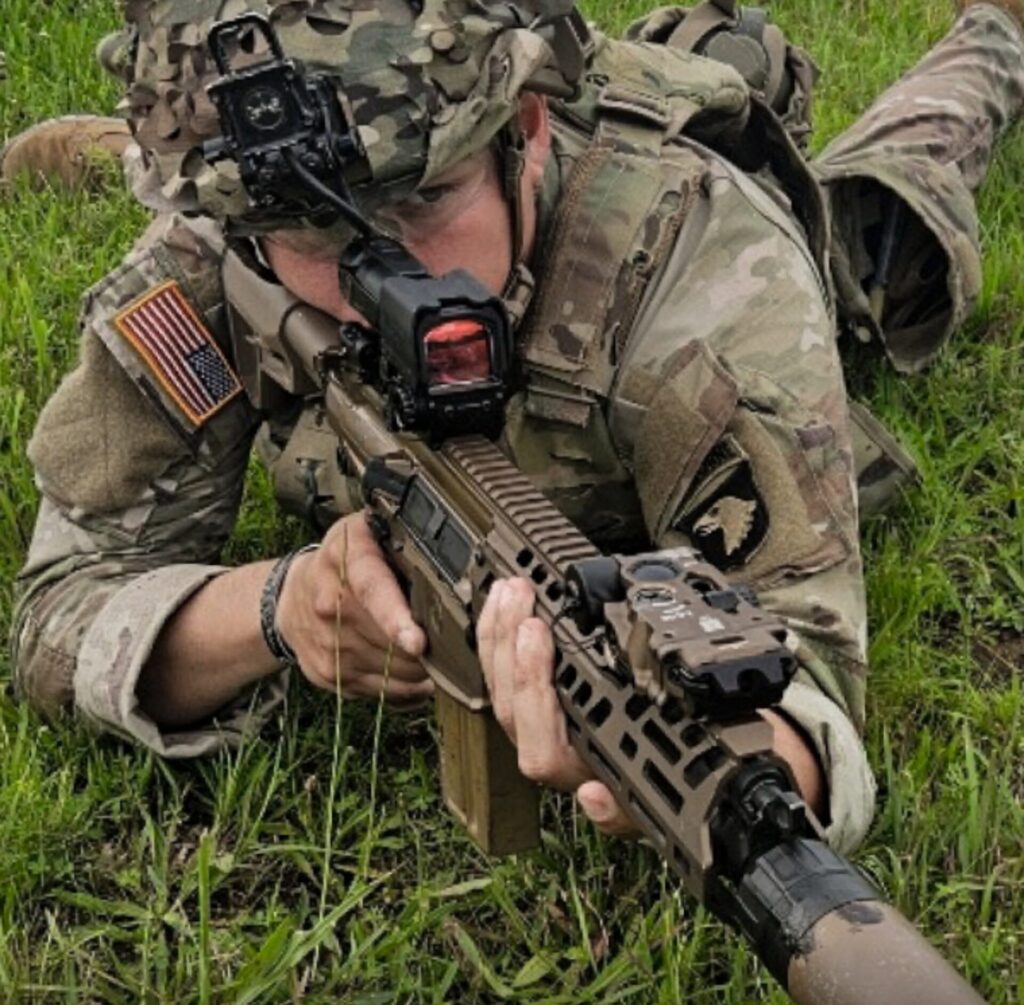 U.S. Army bestellt DAGIR V1-Waffenlaser von B. E. Meyers 2 DAGIR-V1 auf einem Gewehr M7.