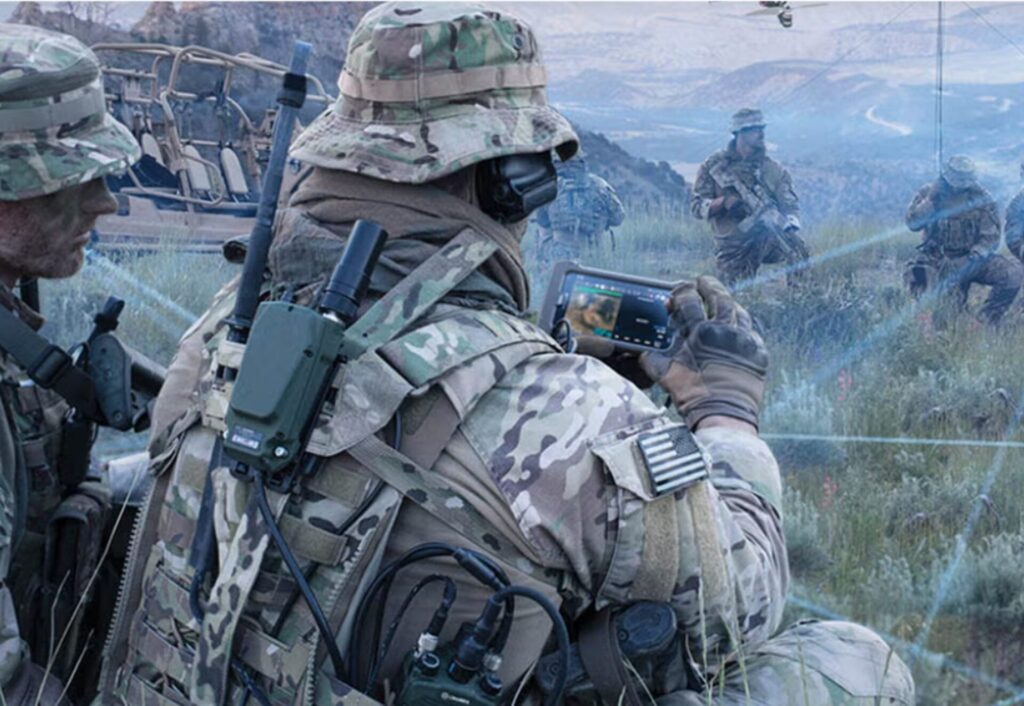 Falcon IV: Jedes Handfunkgerät ein Drohnenabwehr-Störsender 4 Gerade kleinere Trupps – wie Spezialkräfte – oder Infanteriezüge, können davon profitieren, da sie keine neue Ausstattung benötigen. Die Hardware der ohnehin mitgeführten Funkgeräte bleibt gleich, nur die Software wird erweitert.