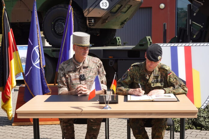 Général d'armée Pierre Schill, Inspekteur des französischen Heeres und Generalleutnant Dr. Christian Freuding, Inspekteur des deutschen Heeres, unterzeichnen die Erklärung über die Anfangsbefähigung der Deutsch-Französischen Brigade für ihren Auftrag an der NATO-Ostflanke.