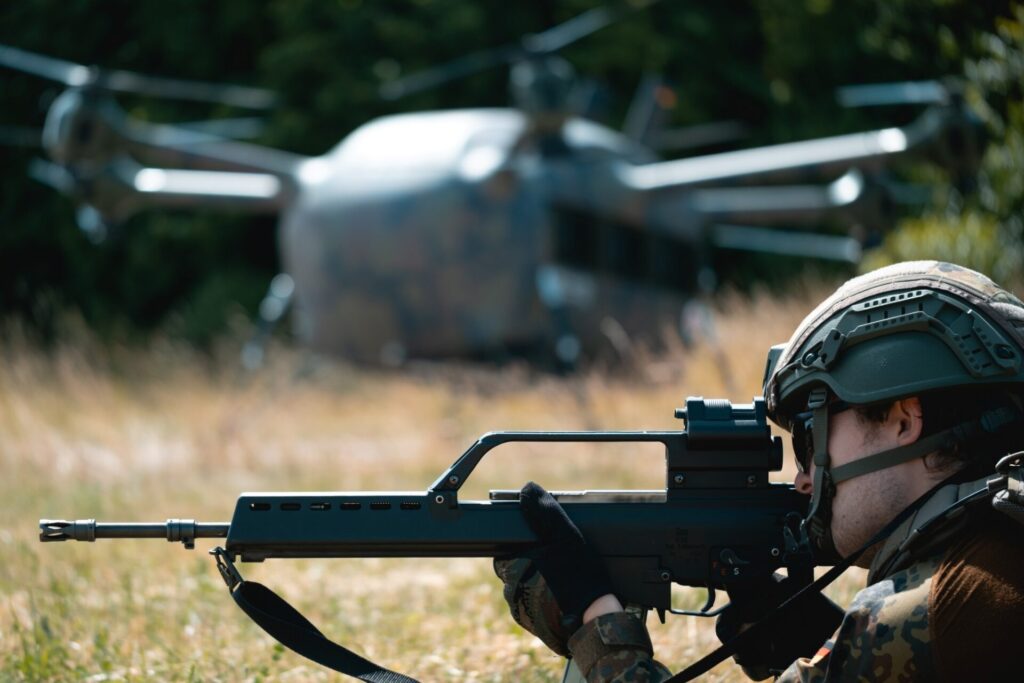 Rettungsdrohne "Grille": Bundeswehr beauftragt Testmuster 2 Ein Soldat sichert die Landezone für die Verwundetenevakuierung.