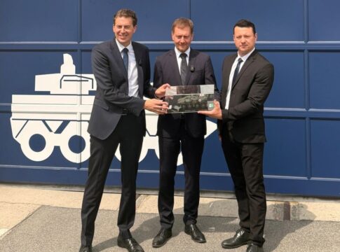 KNDS: 40. Innenraumkabine für GTF 3 aus Ex-Bahnwerk Görlitz 36 Zum einjährigen Bestehen des KNDS-Standorts in Görlitz überreichten CEO Florian Hohenwarter (l.) und Standortleiter Enrico Blocksdorf (r.) Sachsens Ministerpräsident Michael Kretschmer das Modell eines Boxers, für den hier Module und künftig auch Wannen produziert werden.