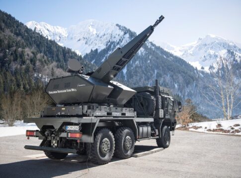 Rheinmetall: Vier Skynex-Systeme an internationalen Kunden 7 Rheinmetall liefert vier Flugabwehrsysteme Skynex an einen internationalen Neukunden.