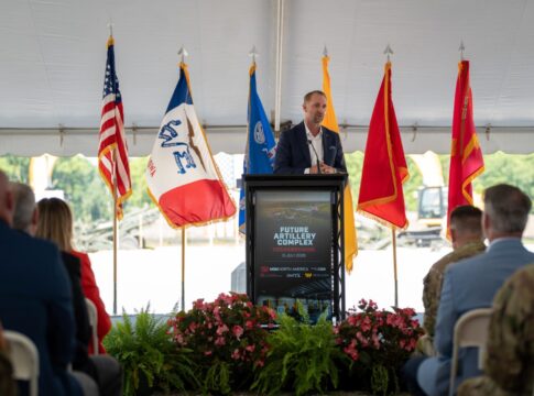CSG startet Bau des Future Artillery Complex in Iowa 6 Jason W. Gaines, Chief Executive Officer der CSG-Tochter MSM North America, beim offiziellen Baubeginn des Future Artillery Complex in Iowa.